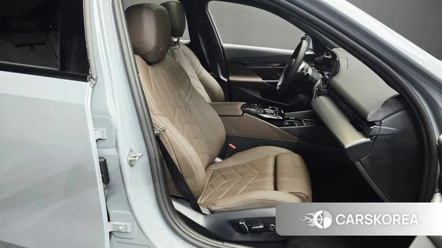 BMW 5 Series (G60) 2026 Светло-серебряный цвет из Кореи, фото 3