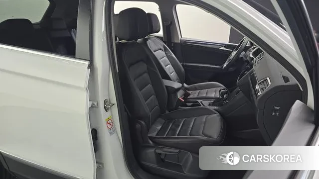 Volkswagen Tiguan second Generation 2023 Белый из Кореи, фото 3