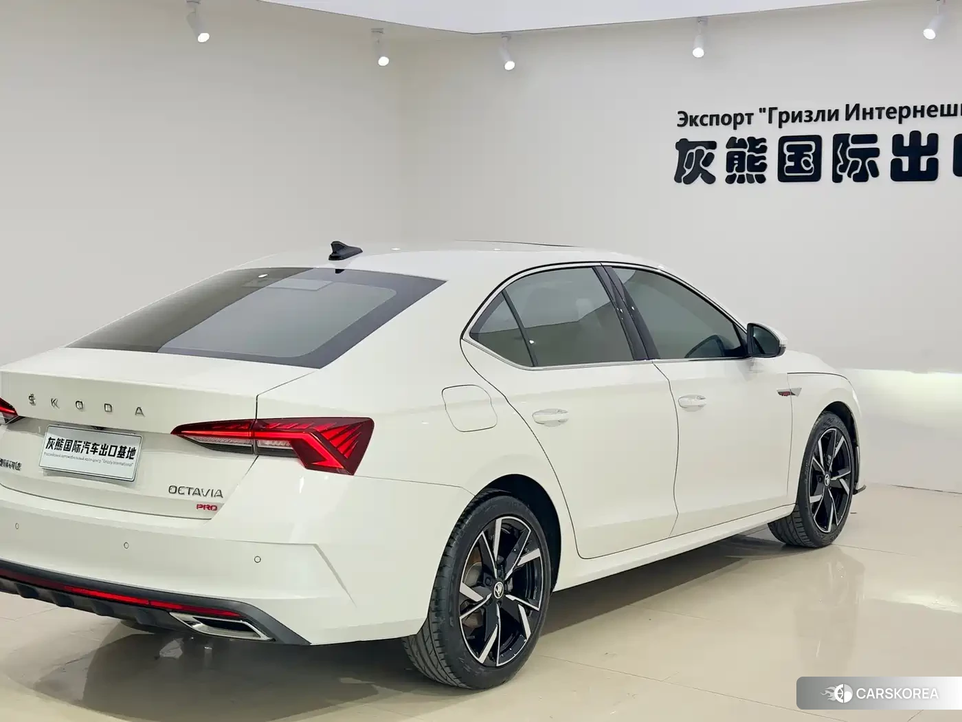 Skoda Octavia 2023 Белый из Китая, фото 3
