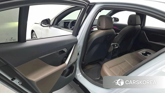 BMW 5 Series (G60) 2025 Серый из Кореи, фото 3