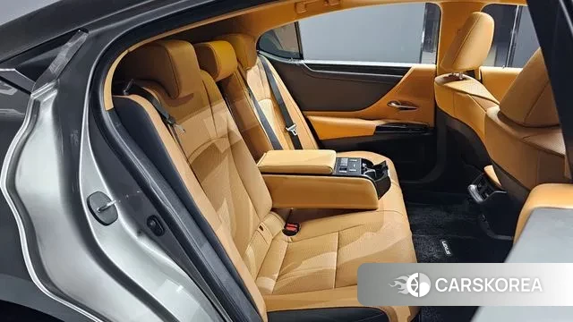 Lexus ES300h 7th generation 2023 Серебристо-серый из Кореи, фото 3