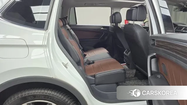 Volkswagen Tiguan Allspace 2023 Белый из Кореи, фото 3