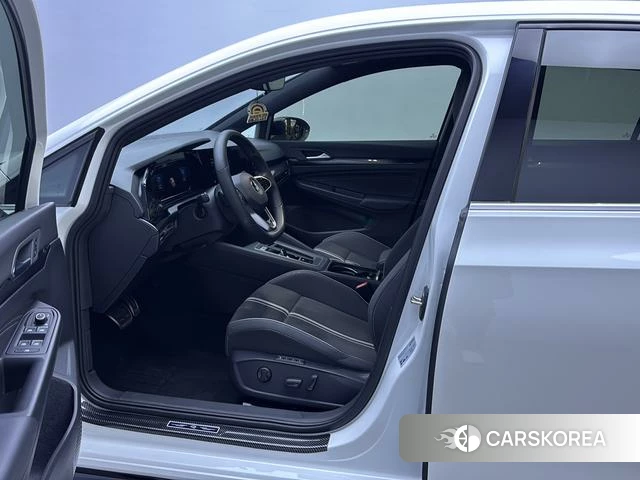 Volkswagen Golf 2024 Белый из Китая, фото 3