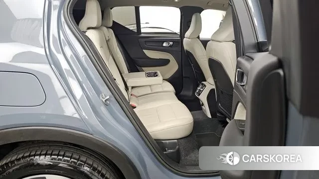 Volvo XC40 2022 Светло-серебряный цвет из Кореи, фото 3