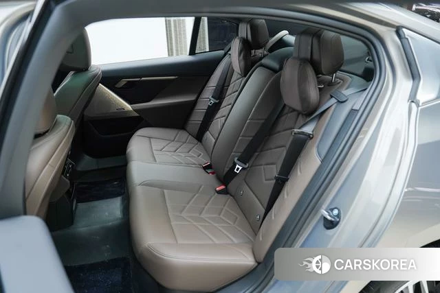 BMW 5 series 2024 Серебристо-серый из Китая, фото 3
