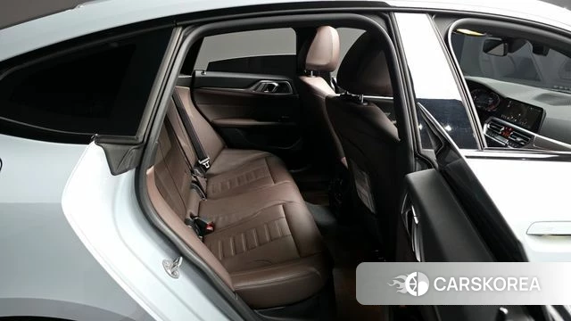 BMW 4 Series (G22) 2021 Серебристо-серый из Кореи, фото 3