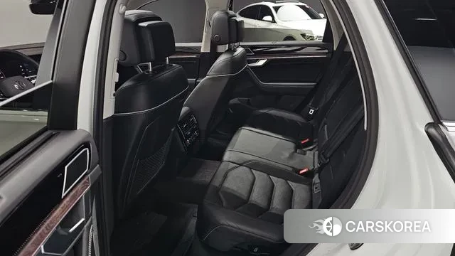 Volkswagen Touareg 3rd generation 2024 Белый из Кореи, фото 3