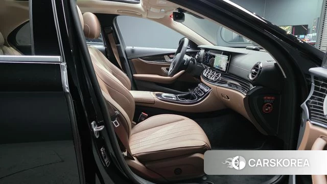 Mercedes-Benz E-Class W213 2023 Черный из Кореи, фото 3