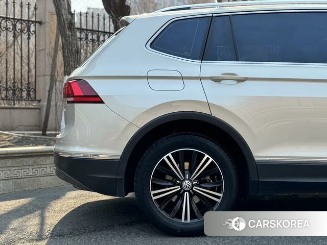 Volkswagen Tiguan L 2019 Серебристо-серый из Китая, фото 3