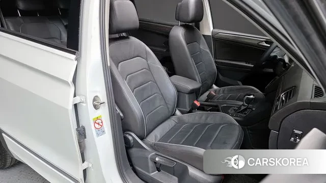 Volkswagen Tiguan Allspace 2023 Белый из Кореи, фото 3