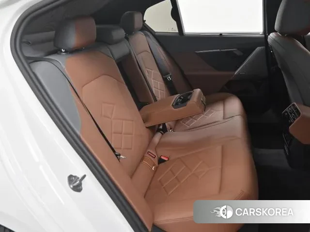 BMW 5 Series (G60) 2023 Белый из Кореи, фото 3