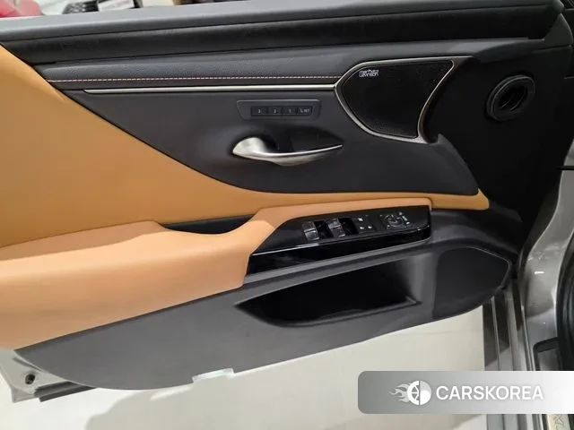 Lexus ES300h 7th generation 2023 Песочный из Кореи, фото 3