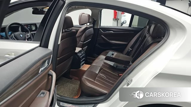BMW 5 Series (G30) 2018 Белый из Кореи, фото 3