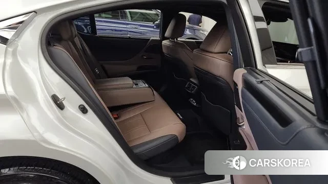 Lexus ES300h 7th generation 2023 Белый из Кореи, фото 3