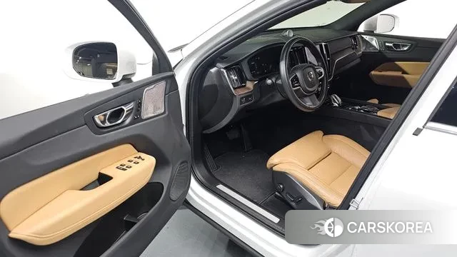 Volvo XC60 second Generation 2022 Белый из Кореи, фото 3