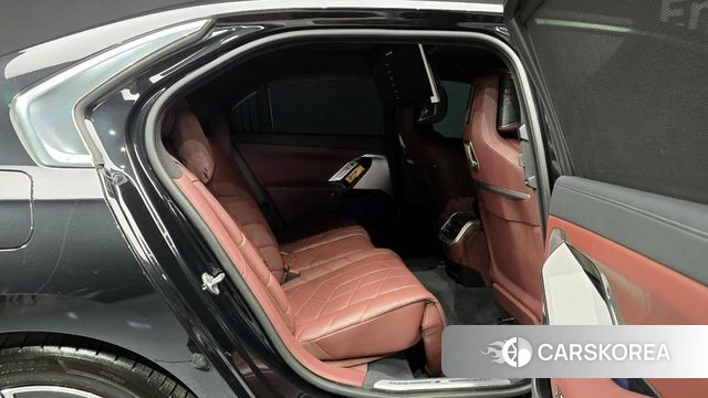 BMW 7 Series (G70) 2023 Черный из Кореи, фото 3