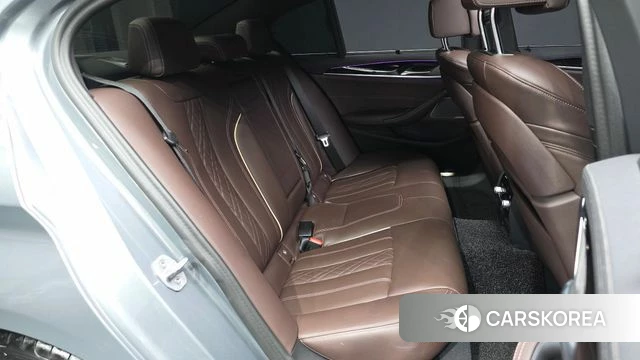 BMW 5 Series (G30) 2023 Серебристо-серый из Кореи, фото 3