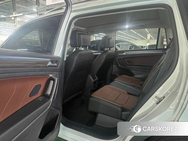 Volkswagen Tiguan Allspace 2023 Белый из Кореи, фото 3