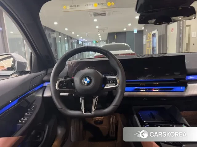 BMW 5 Series (G60) 2025 Светло-серебряный цвет из Кореи, фото 3