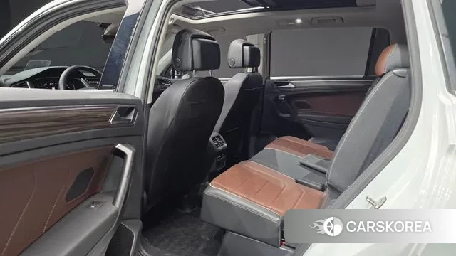 Volkswagen Tiguan Allspace 2023 Белый из Кореи, фото 3