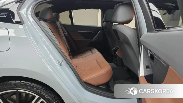BMW 5 Series (G60) 2024 Цвет галактики из Кореи, фото 3