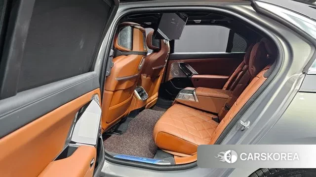 BMW 7 Series (G70) 2023 Серебряный двухцветный из Кореи, фото 3