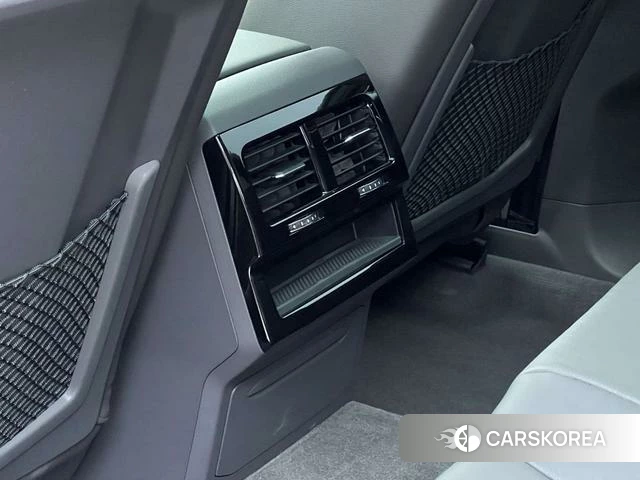 Volkswagen Touareg 2023 Черный из Китая, фото 3