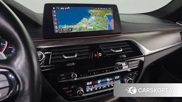 BMW 5 Series (G30) 2018 Серебристо-серый из Кореи, фото 3