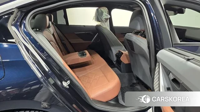 BMW 5 Series (G60) 2024 Черный из Кореи, фото 3