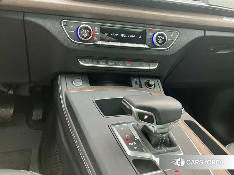 Audi Q5L 2021 Черный из Китая, фото 3