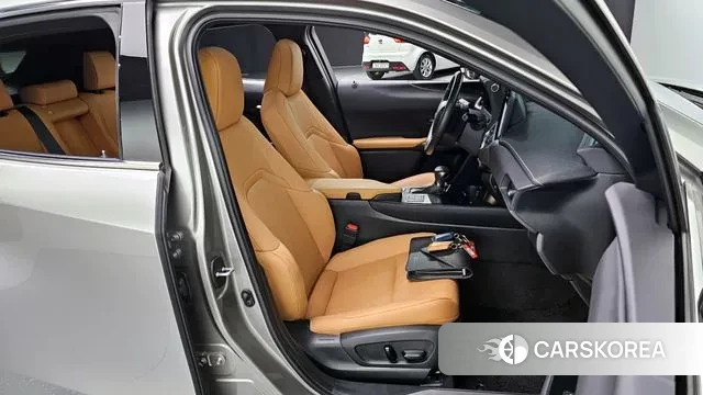 Lexus UX250h 2023 Серебряный из Кореи, фото 3