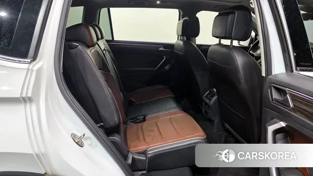 Volkswagen Tiguan Allspace 2023 Белый из Кореи, фото 3
