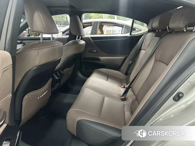 Lexus ES 2022 Серебристо-серый из Китая, фото 3