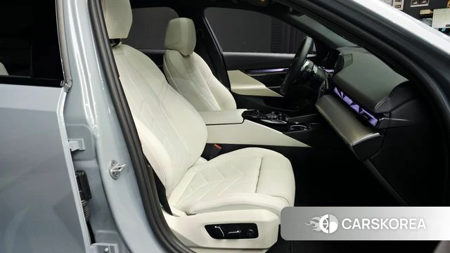BMW 5 Series (G60) 2025 Серебристо-серый из Кореи, фото 3