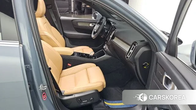 Volvo XC40 2022 Светло-серебряный цвет из Кореи, фото 3