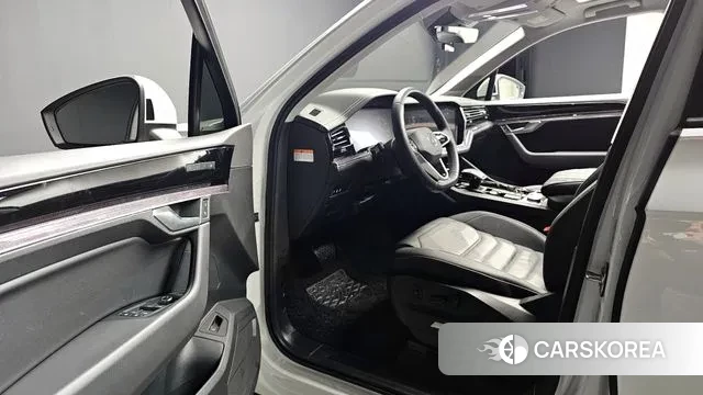 Volkswagen Touareg 3rd generation 2023 Белый из Кореи, фото 3