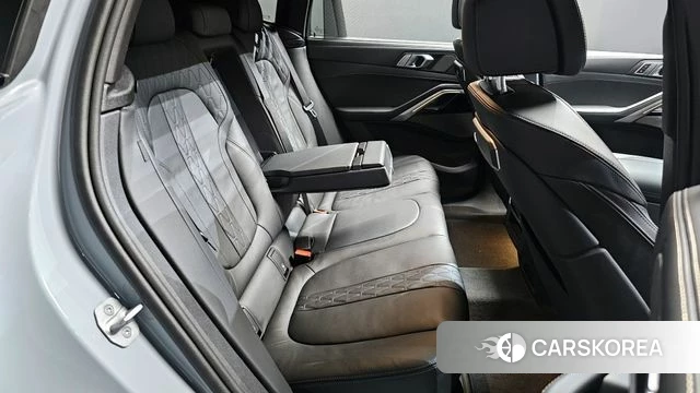 BMW X6 (G06) 2025 Светло-серебряный цвет из Кореи, фото 3