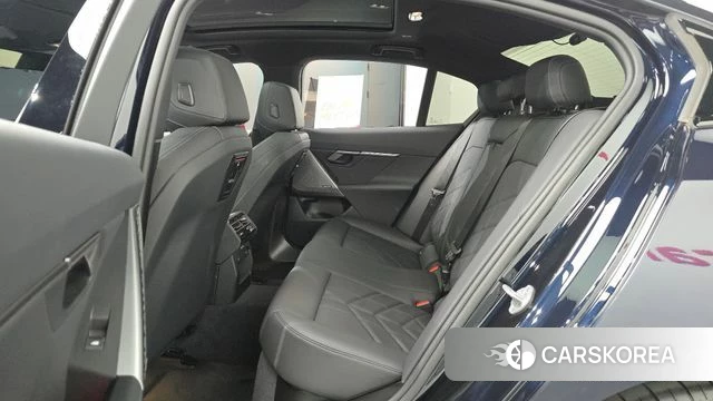 BMW 5 Series (G60) 2024 Черный из Кореи, фото 3