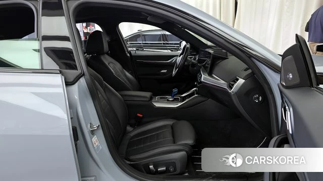 BMW i4 2023 Серебристо-серый из Кореи, фото 3