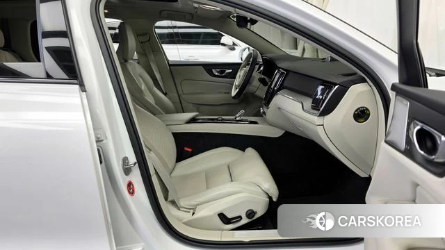 Volvo V60 Cross-Country 2nd Generation 2022 Белый из Кореи, фото 3