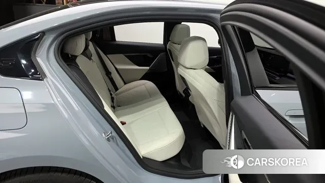 BMW 5 Series (G60) 2025 Светло-серебряный цвет из Кореи, фото 3