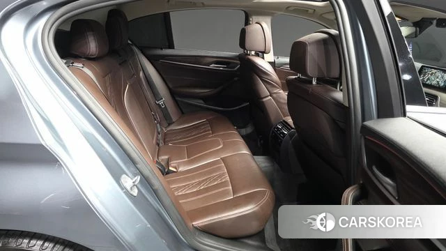 BMW 5 Series (G30) 2018 Серебристо-серый из Кореи, фото 3