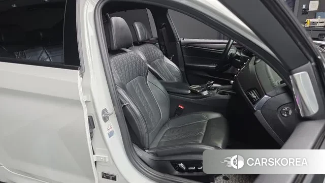 BMW 5 Series (G30) 2018 Белый из Кореи, фото 3