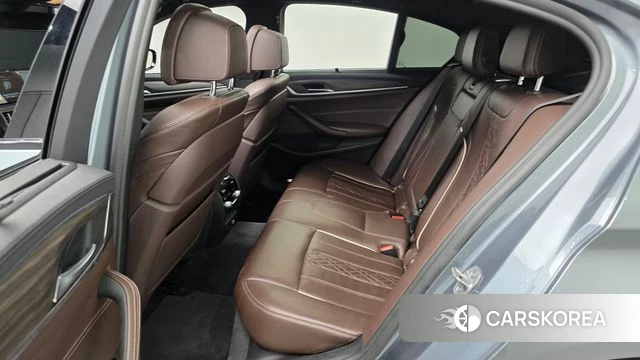 BMW 5 Series (G30) 2018 Серебристо-серый из Кореи, фото 3