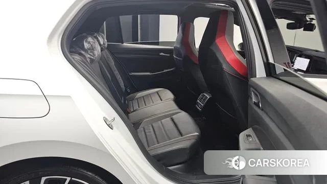 Volkswagen Golf 8th Generation 2023 Белый из Кореи, фото 3