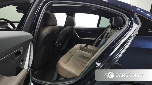 BMW 5 Series (G60) 2024 Черный из Кореи, фото 3