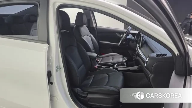 Kia The New K3 2nd generation 2023 Белый из Кореи, фото 3