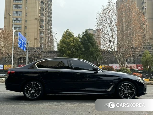 BMW 5 series 2022 Черный из Китая, фото 3