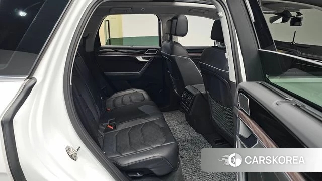 Volkswagen Touareg 3rd generation 2024 Белый из Кореи, фото 3