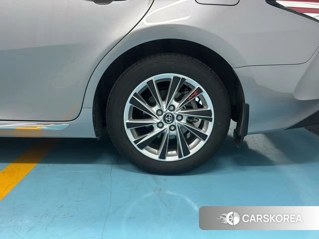 Toyota Camry 2023 Серебристо-серый из Китая, фото 3